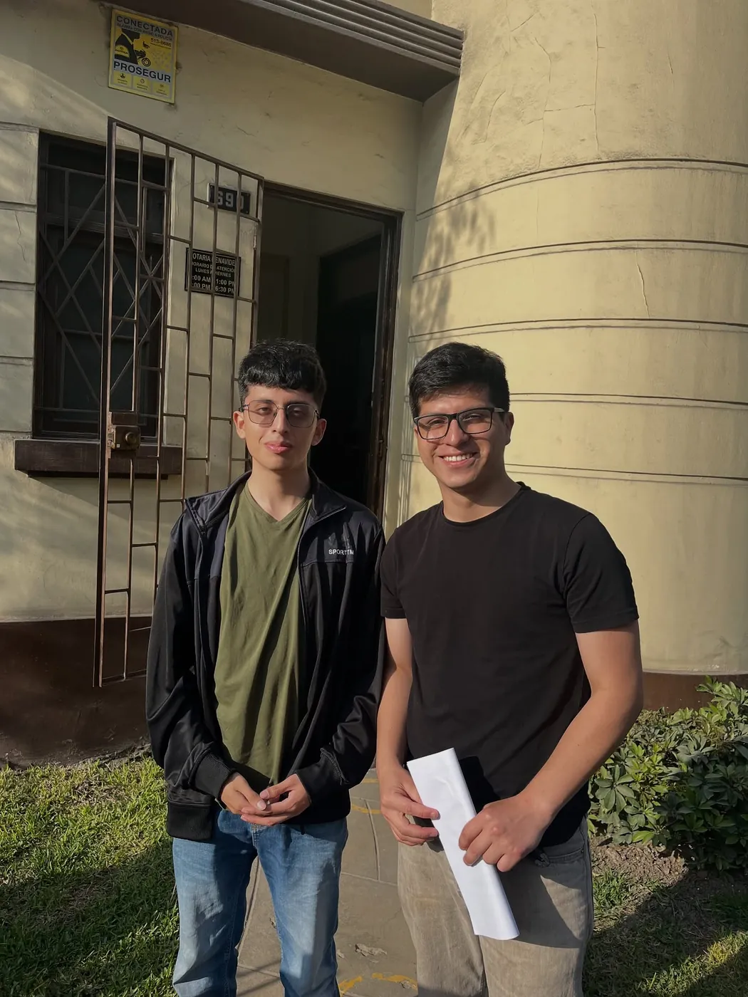 Ángel con Pedro Cisneros frente a una notaría en Lima, antes de viajar a Buenos Aires