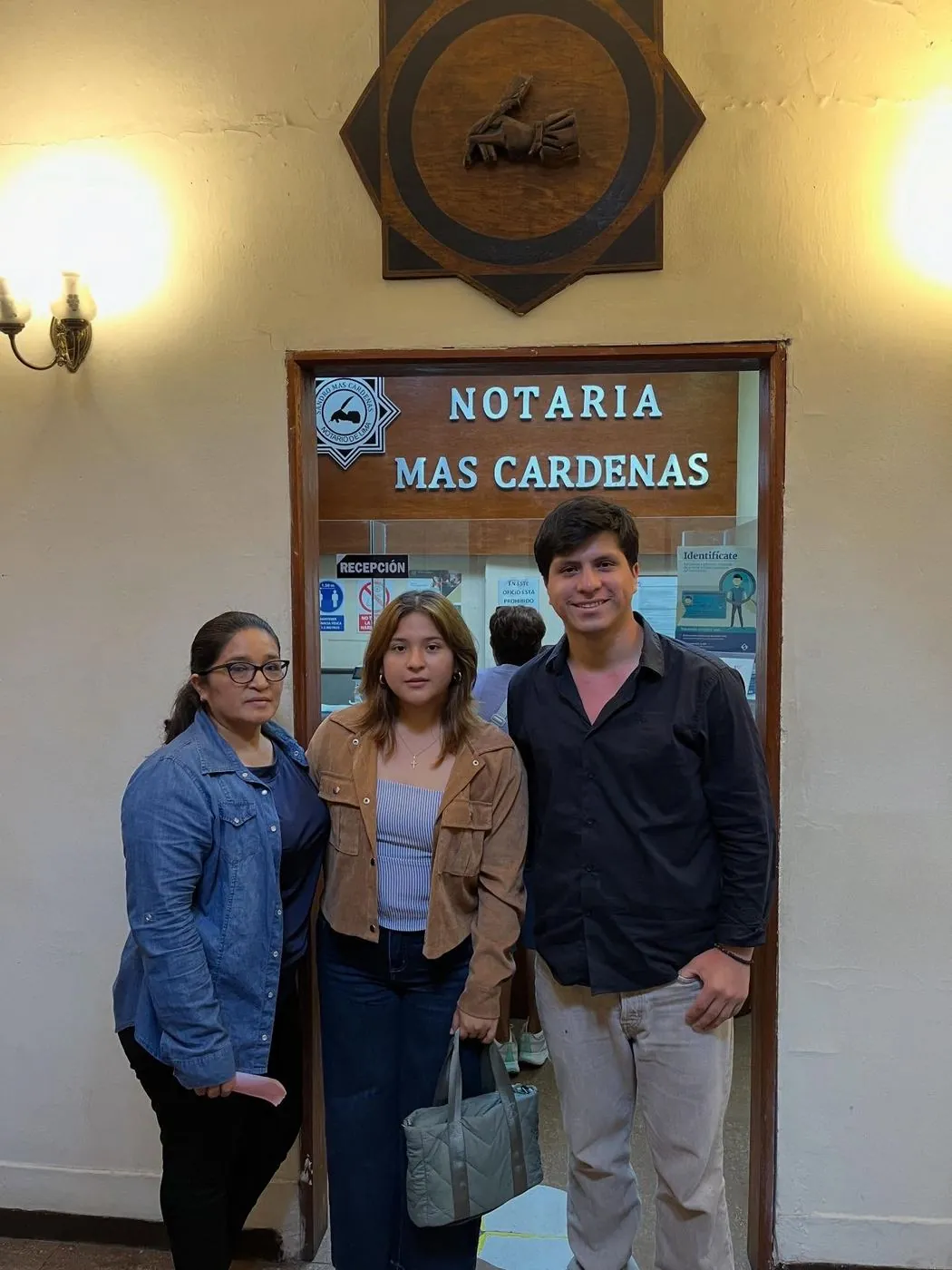 Pedro Cisneros con Heidi y su mamá frente a la Notaría Mas Cárdenas, en Lima