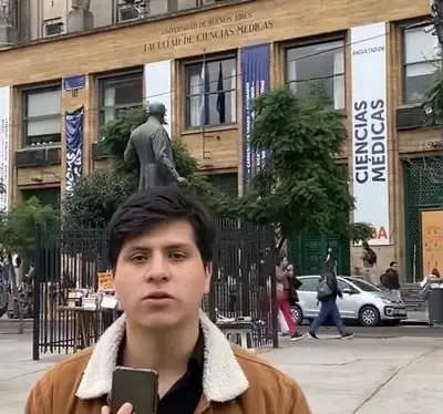 Pedro Cisneros frente a la Facultad de Ciencias Médicas de la Universidad de Buenos Aires