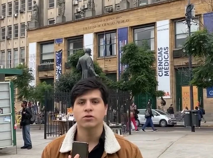 Pedro Cisneros frente a la Facultad de Ciencias Médicas de la Universidad de Buenos Aires