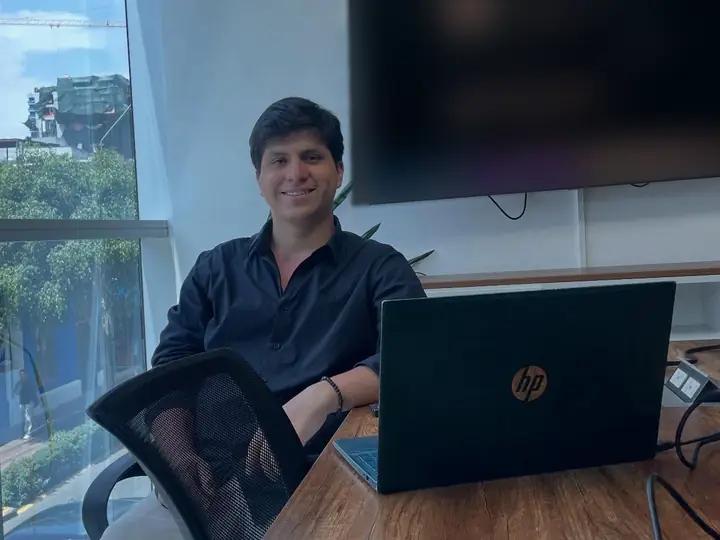 Pedro Cisneros, asesor de Estudia en Buenos Aires, en la oficina de Miraflores, Lima