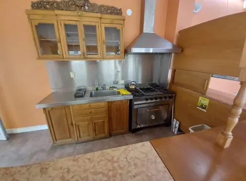 Cocina compartida con horno, anafe y alacenas