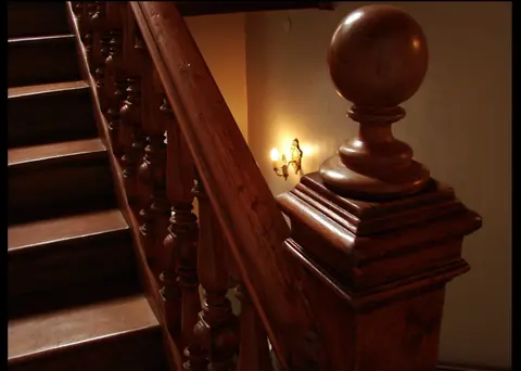 Escalera de madera tallada del edificio