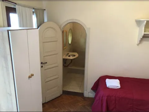 Habitación con baño privado de la residencia