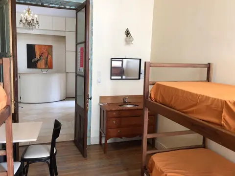 Habitación con cucheta, lavatorio y mesa