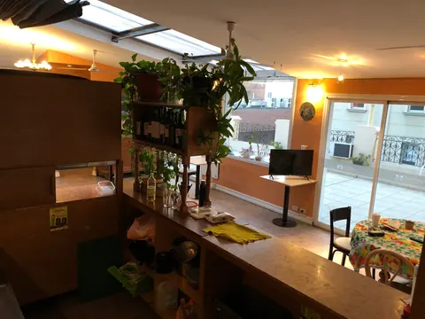 Sala común con cocina y salida a la terraza
